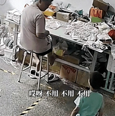 大大的惊喜！爸爸在认真干活，儿子突然喊了声“爸爸”，声音略带颤抖，下一秒，儿子又