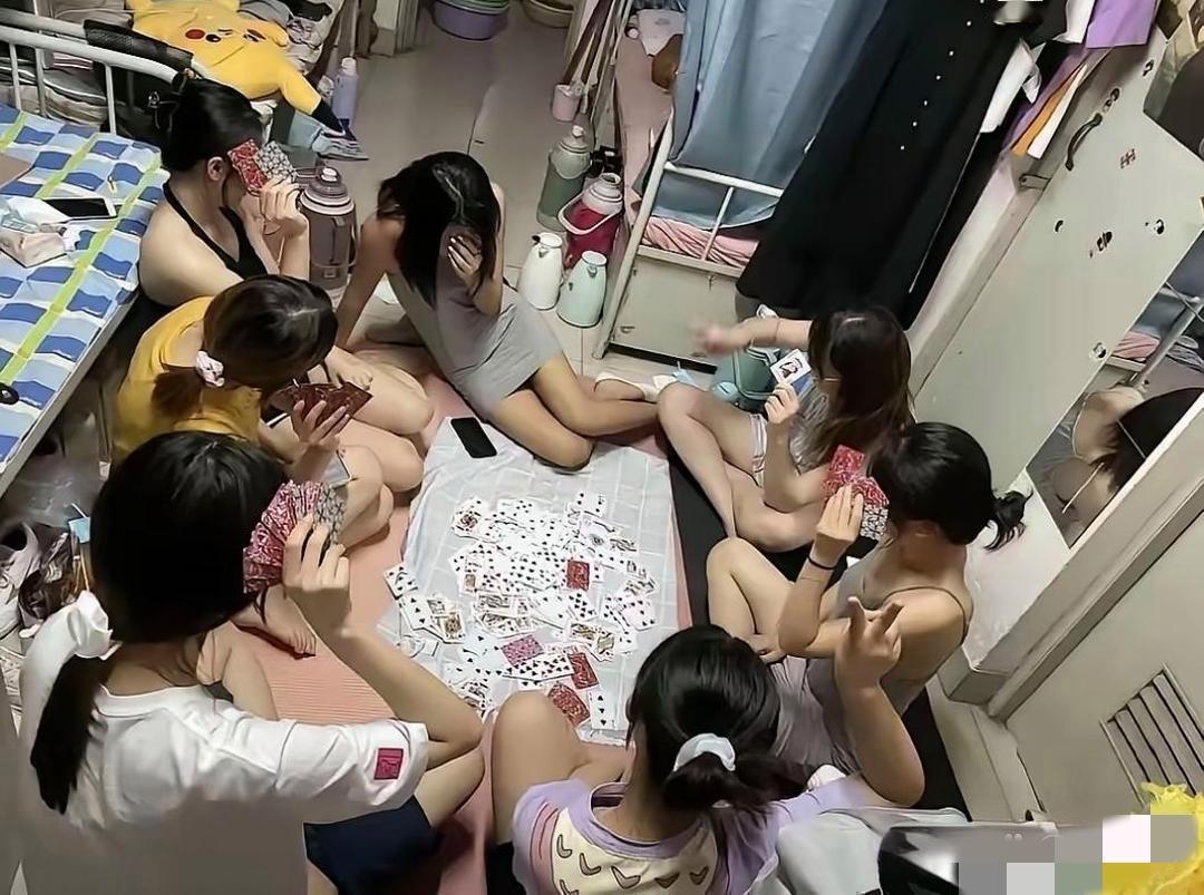 这才是大学最真实的模样吧！看着每天泡在学校里，人确实在校园待着，课也上了、图书馆