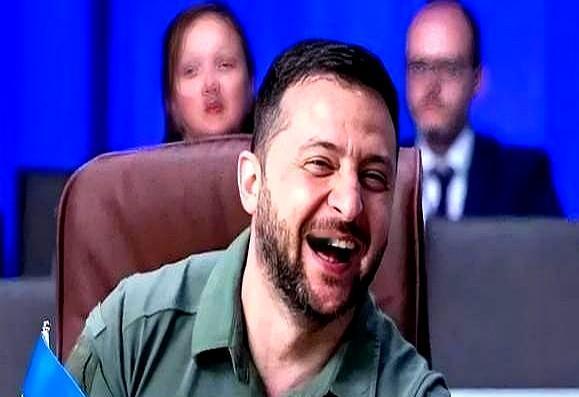 看到泽连斯基现在的状态，真觉得挺魔幻的。他似乎真信了对面是在跟他讲“武德”，觉