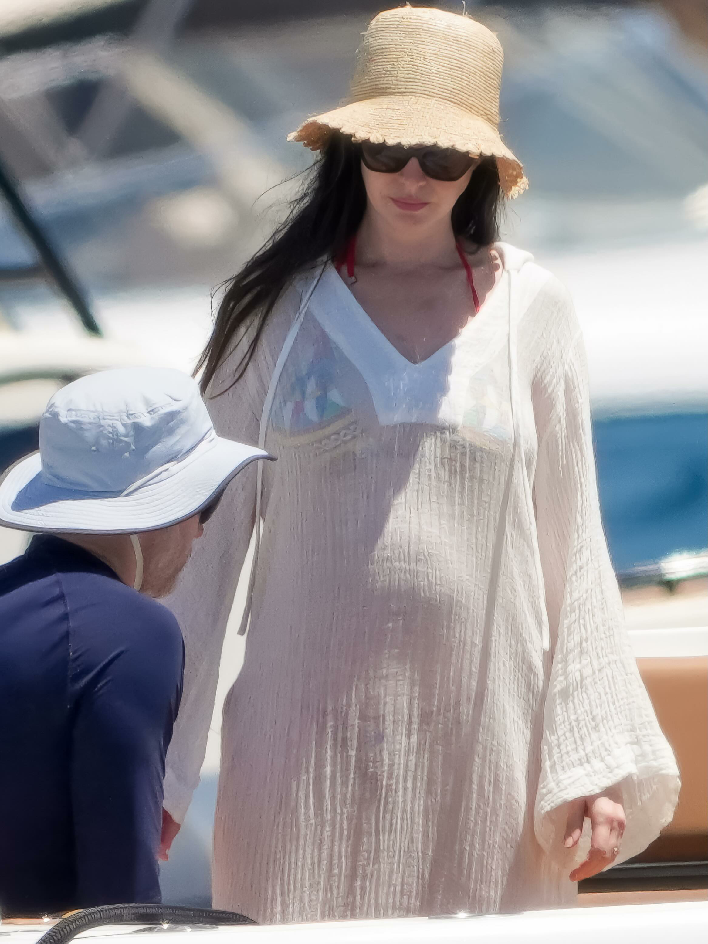 安妮海瑟薇怀孕安妮海瑟薇挺孕肚度假新照曝光！她也正式官宣怀三胎（四胎）了！她早在