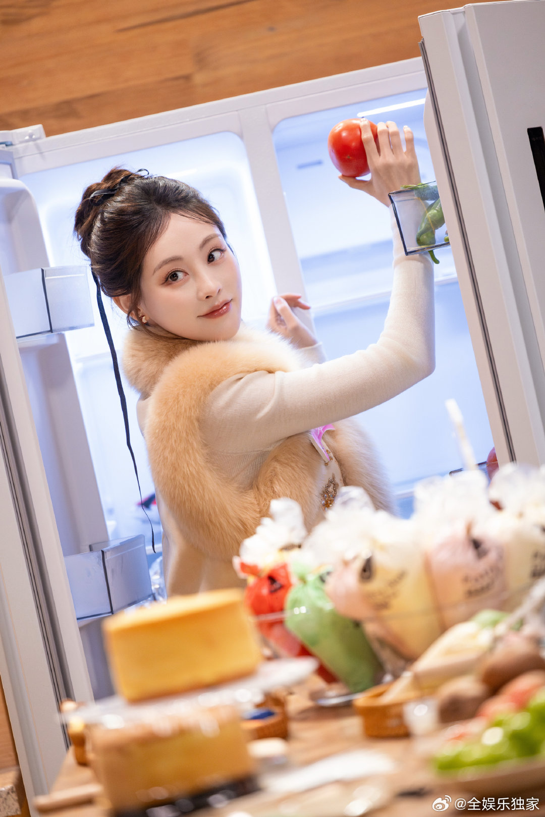 祝绪丹上一秒刷卡下一秒捡卡自己撒卡自己捡，帅气造型秒变勤劳现场，祝绪丹这段真的