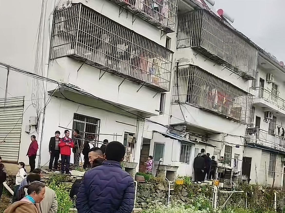 别再迷信“家门口就安全”了！安徽6岁女童的悲剧，狠狠打醒所有摆烂家长。202