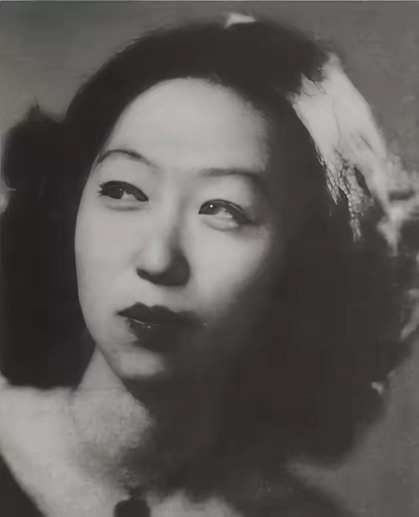 1956年，36岁张爱玲吃下堕胎药，在床上痛得直打滚。突然，孩子掉出来，她长舒一