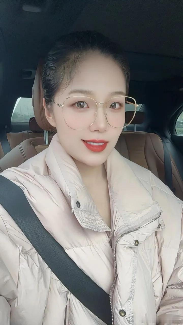 少妇超甜305感觉一带眼镜就好看呢！