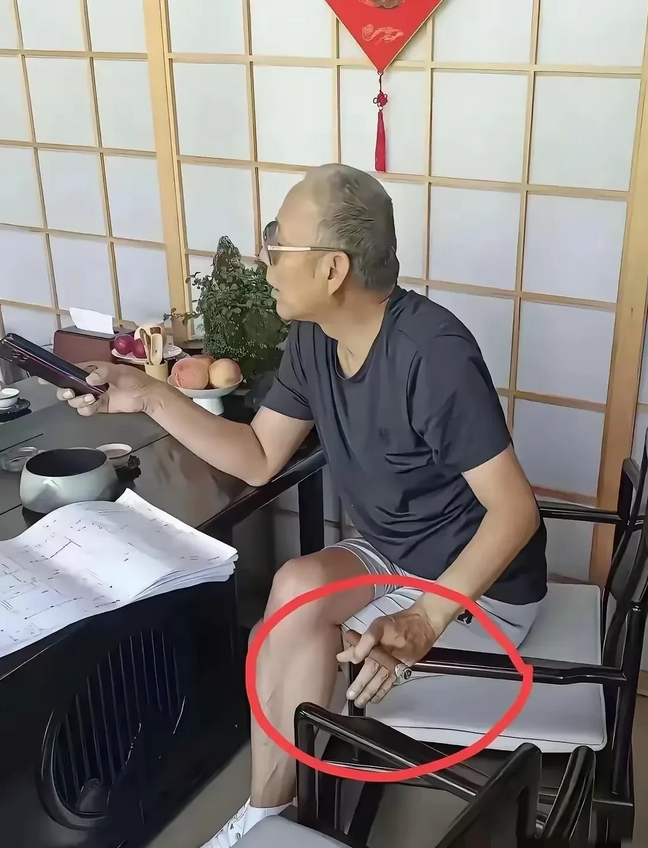 70岁的陈道明戴墨镜抽雪茄，气场十足超有范儿，老烟民形象尽显。