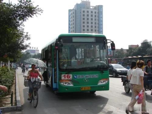 公交行业政府不兜底，还能维持多久？当广州三年砍掉130条线路，当BRT日均客