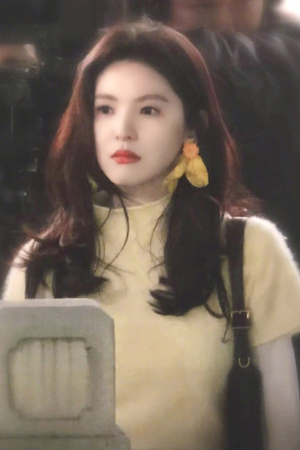 章若楠《想把你和时间藏起来》开拍十来天，耳环都换3456副了！现偶真的，妆造不土