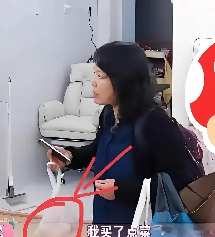 去看半年没见面的女儿，张家齐妈妈带四个鸡蛋，她的举动，把全国网友都看不会了。​其