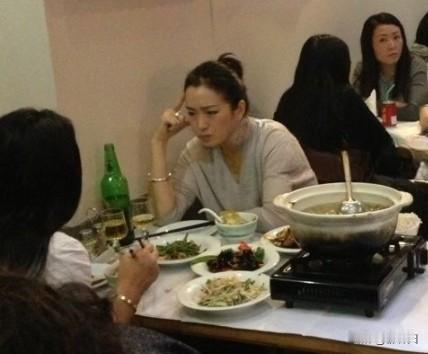 吃饭偶遇巩俐，一位博主分享了他在某天的偶遇经历——与著名影星巩俐不期而遇。巩