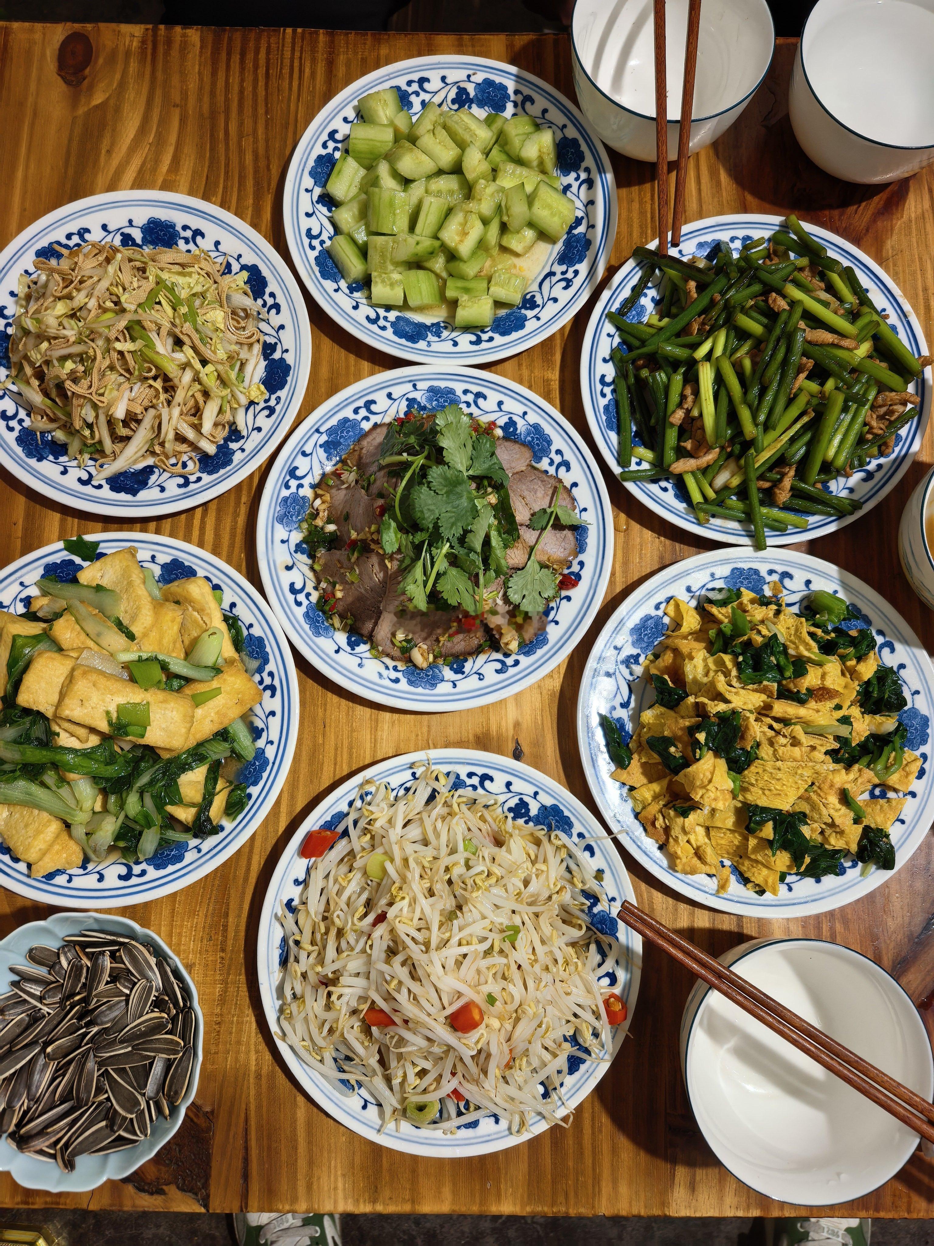 昨晚去朱兄那边小聚，朱兄下厨做了几道菜，清爽利口，温了一壶自酿的黄酒，点缀一下。