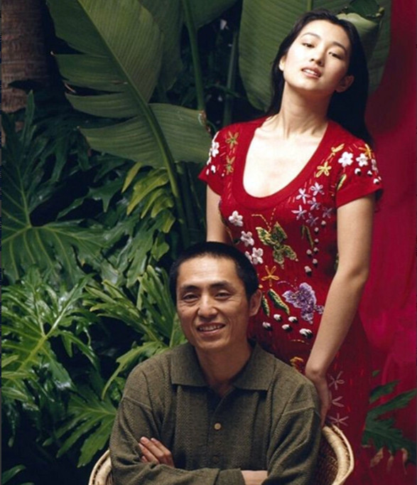 1987年的一天，肖华准备给张艺谋洗衣服时，从他兜里掏出一封巩俐写的信，信的第一