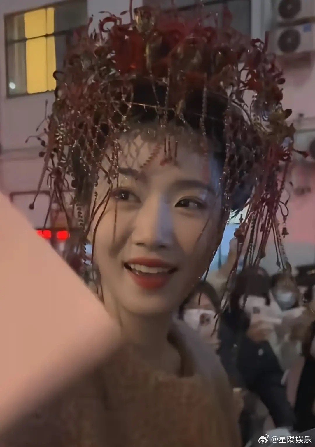 卢昱晓每次的路透造型都好灾难