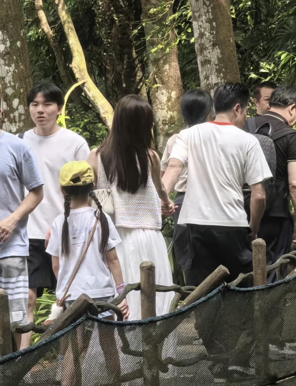 61岁郭富城和老婆方媛带三个女儿现身新加坡动物园游玩，夫妻俩牵着手，跟在岳父岳母