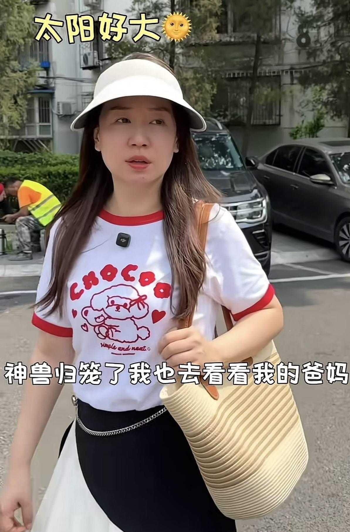 44岁关凌回娘家，父母在北京住300平复式，双开门冰箱放9年前辣酱44岁的关凌