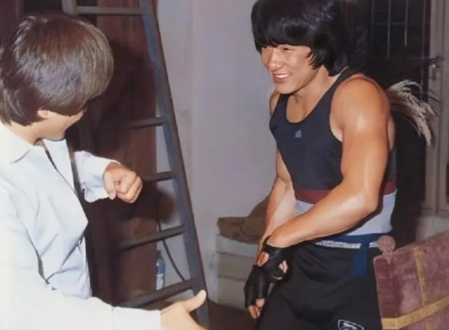 1981年，在拍摄《龙少爷》期间，成龙挑衅陈惠敏：“听说你跟李小龙齐名？”陈惠敏