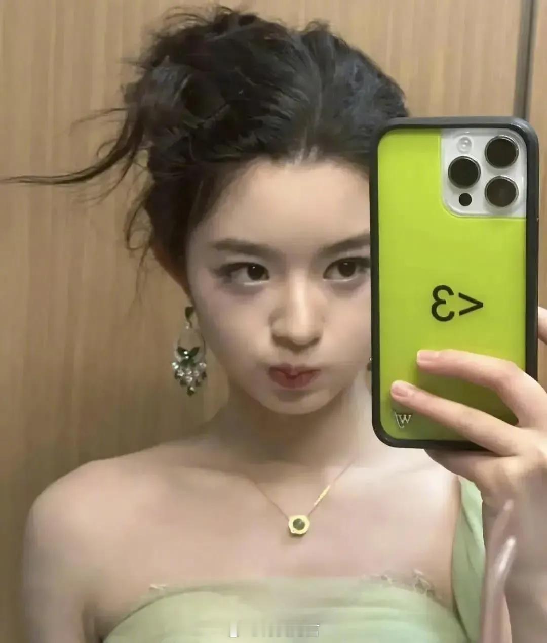 黄杨钿甜今晚亮相微博之夜，看起来真被之前的“天价耳环”风波伤得不轻——全身上下竟