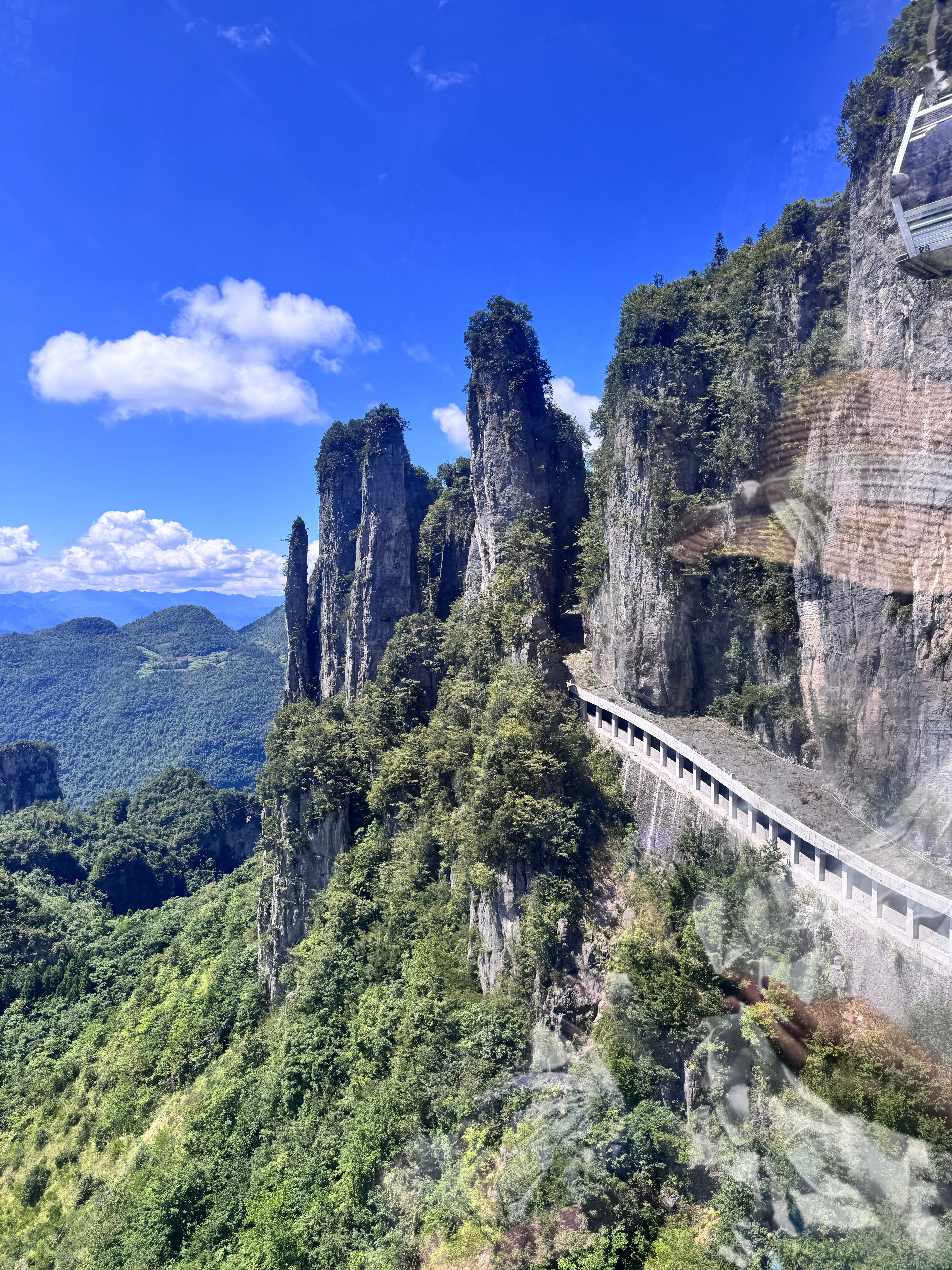在恩施大峡谷真的多亏了我的好同事们[哭哭]天崩开局还没进景区因为第一天来例假裤子就脏了女孩子们真的都