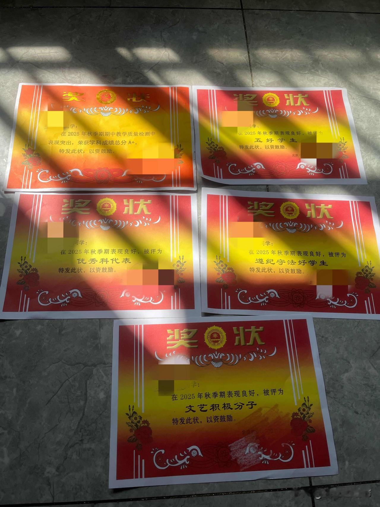 祖坟冒青烟了！两个学渣生了个学霸女儿初一的女儿在学校算不上什么学霸！因为优秀的