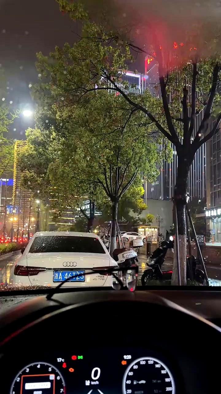 周杰伦也老了，不服不行啊。杭州大莲花连开三场演唱会，第一天就赶上大雨。内场粉