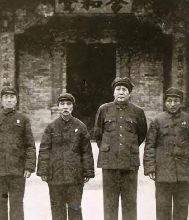 谁都有发小，伟人也不例外，1951年9月，毛主席在中南海含泪接见张有成，在中南海