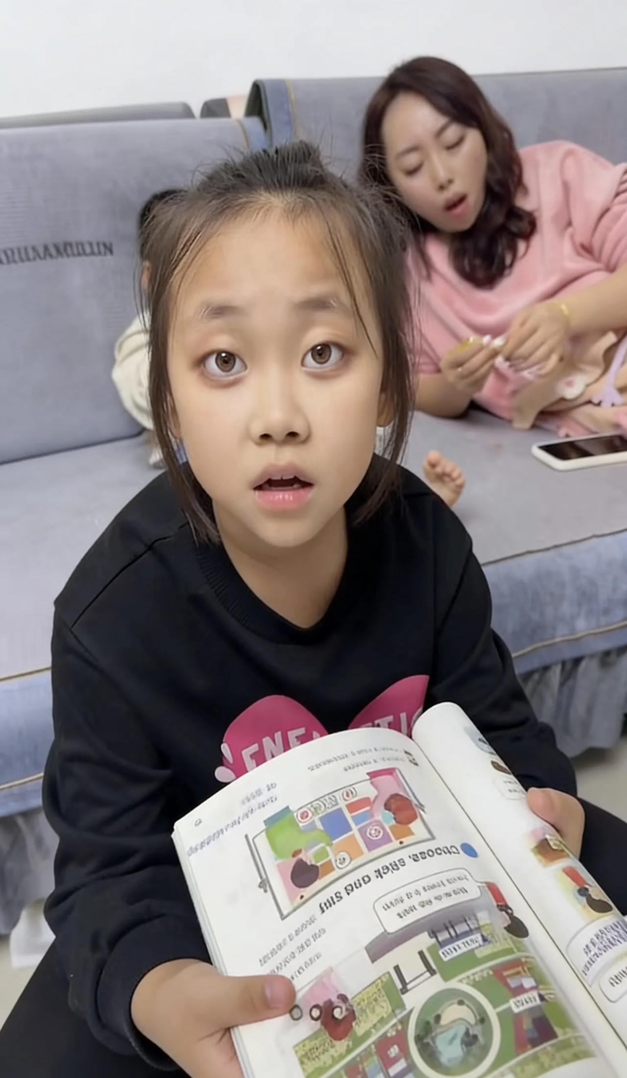 爸爸劝女儿当学霸，女儿一句话戳中无数家长的痛点最近刷到一个小视频，小女孩和爸