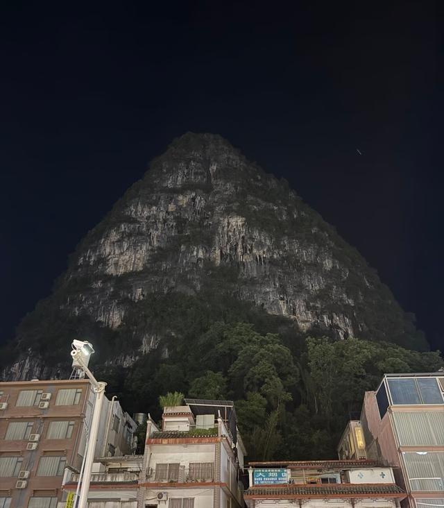 广西的山晚上真吓人，白天看着挺美，一到晚上黑压压的山体就在你窗外，比楼房还高，跟