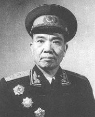 1955年，大授衔时，韩伟因为被国民党关了3年，初定少将军衔，毛主席却说：“韩伟