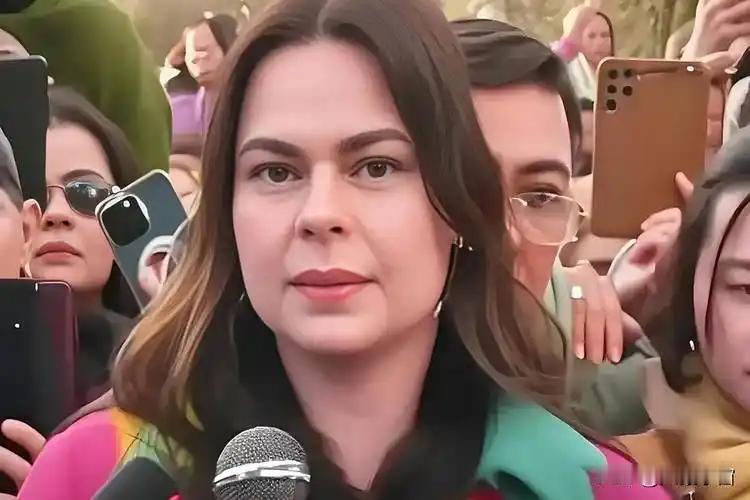 莎拉的脑子明显比她老爹灵光得多。9月4号奎松市法院签发逮捕令，外界都笃定