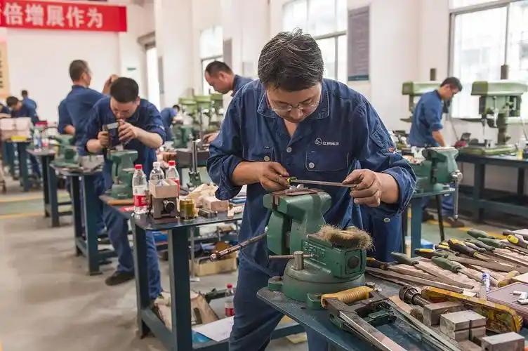怪不得年轻人宁愿跑外卖也不进厂学手艺！走访民企发现一个怪象：老板宁可花千