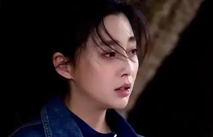 2017年，殷桃在家里帮妈妈摘菜时，妈妈看着殷桃，突然来了一句：“你看我把你生得