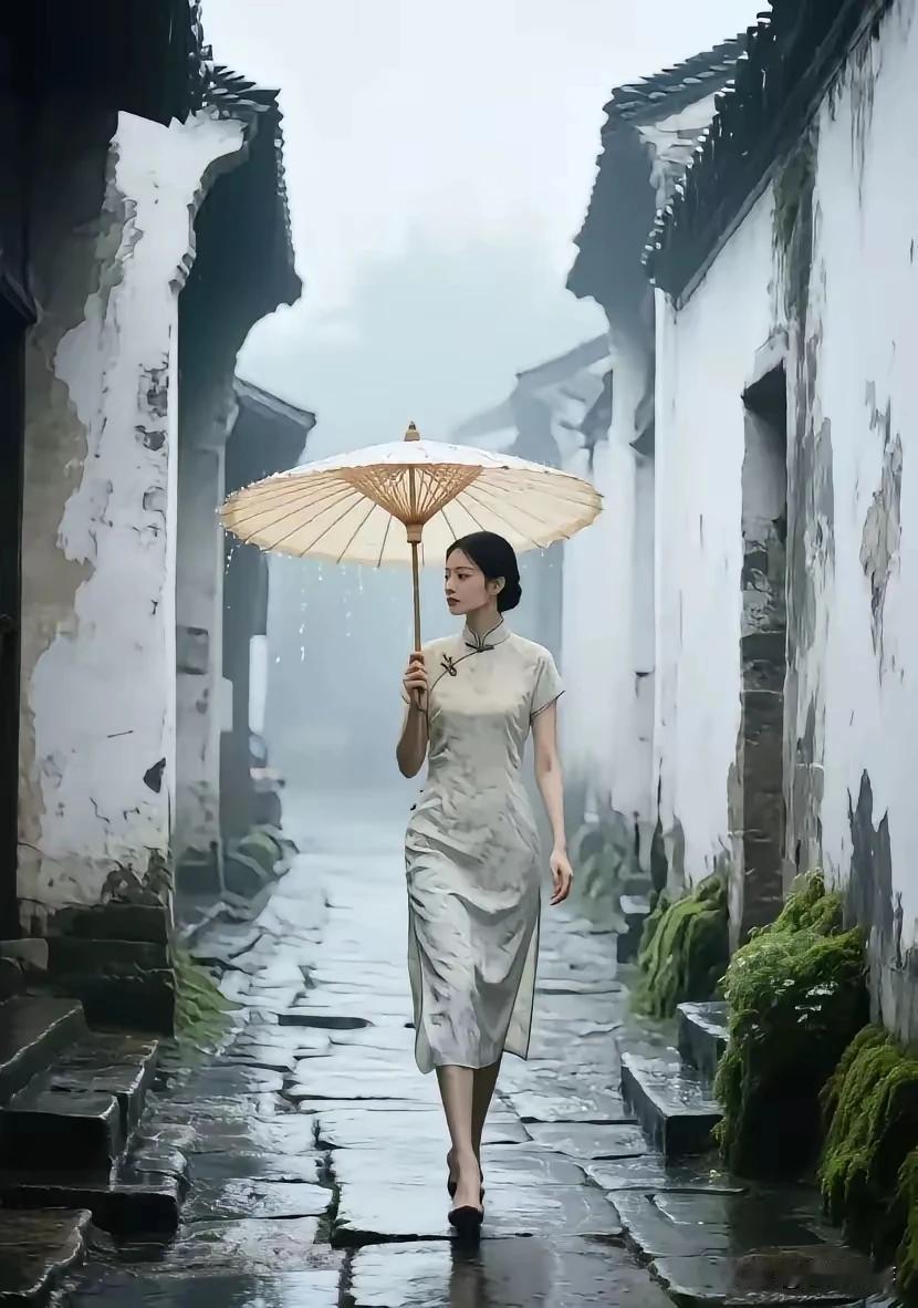 上联勾起童年小巷的影子，下联则展现如今旧貌换新颜的景象。上联：童年影子存小巷