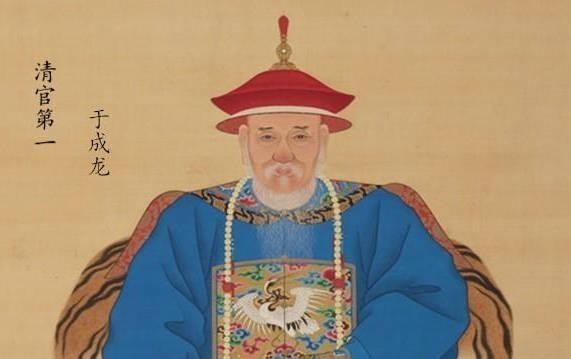 1947年山西大旱，横泉村村民挖掘“清官第一”于成龙的墓葬，看着分得的棉花和珍珠