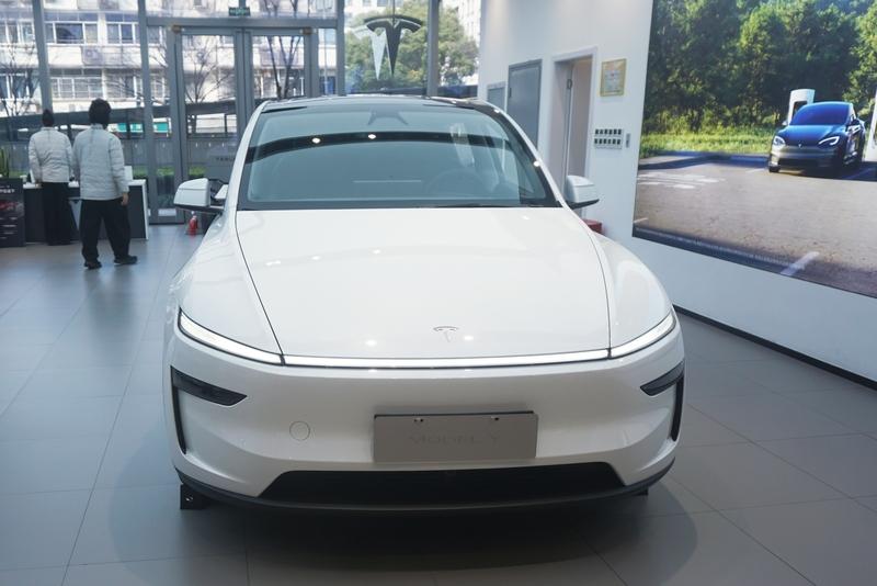 特斯拉的操控感受，目前依旧是一流的，唯一能和它掰一掰手腕的，国内目前估计只有小米