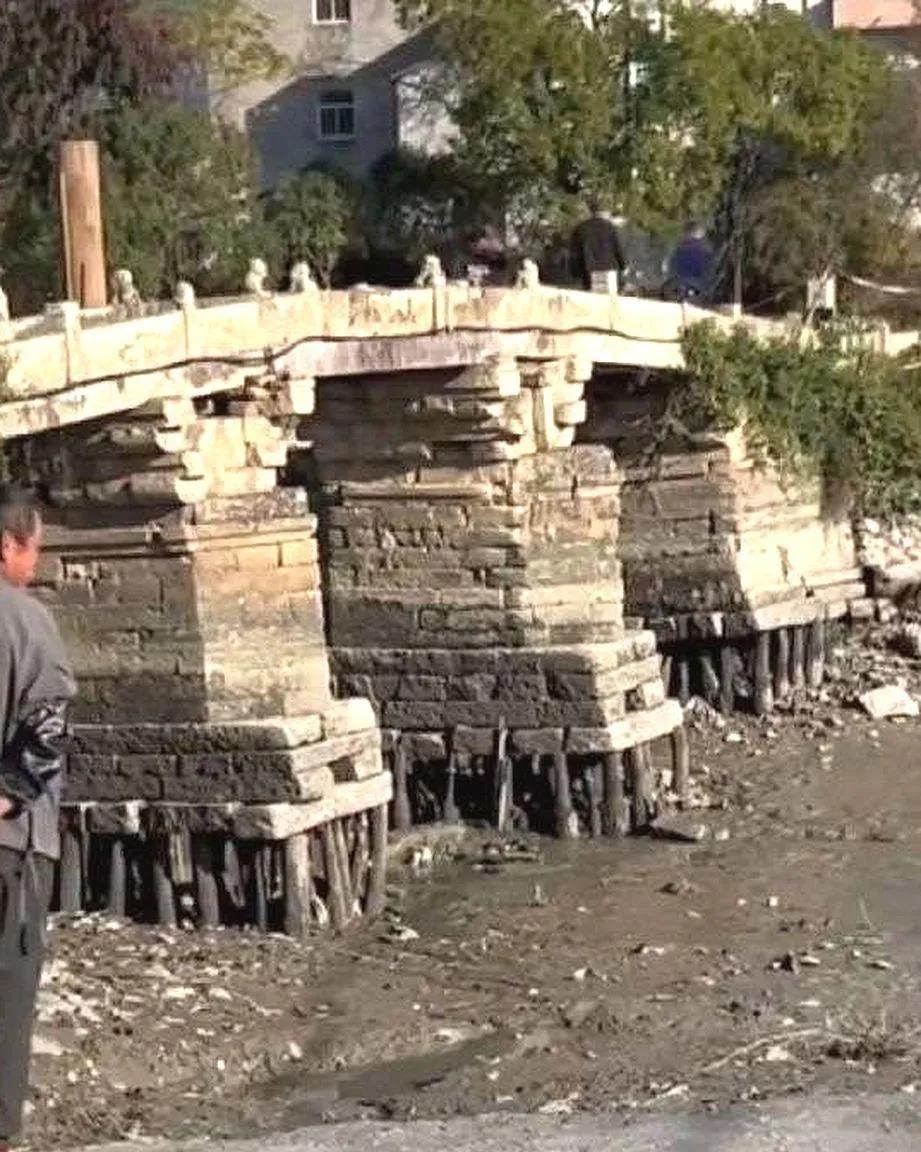 百年老桥抽完水后，地基竟然是几根烂木头，老祖宗还真有智慧。