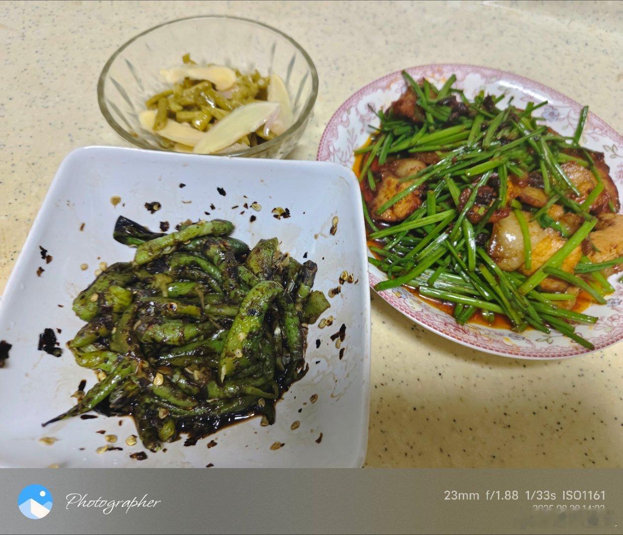想用炙烤驱赶辛辣，但辣椒始终是辣椒，基因里锁定的密码，怎么也赶不跑。​再嫩的韭花