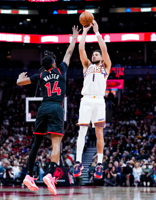 布克后面打的太上头了吧完全失去理智了，格林手感这么好都拿不到出手机会，感觉这