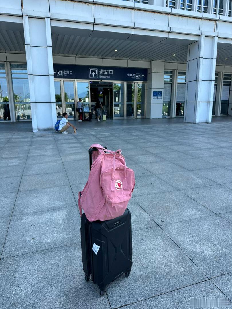 乘坐高铁去旅行。肇庆东到广州南站转车往北武汉，刚好暑假，又是周末，车票...