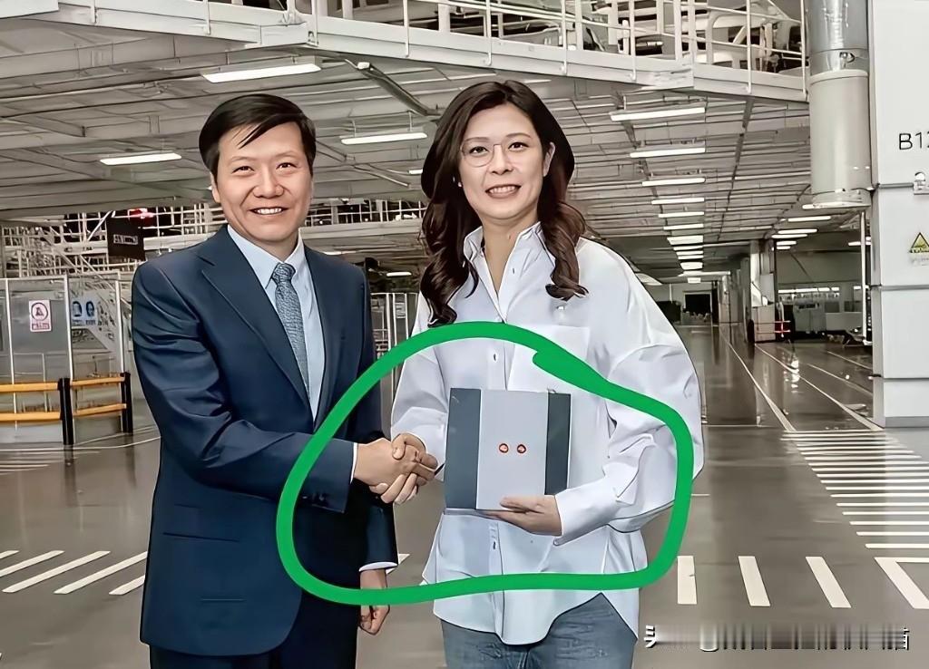 难道郑丽文也知道雷军钟爱牛仔裤？“我穿你的风格、你懂我的热爱”，这波对彼此的双向