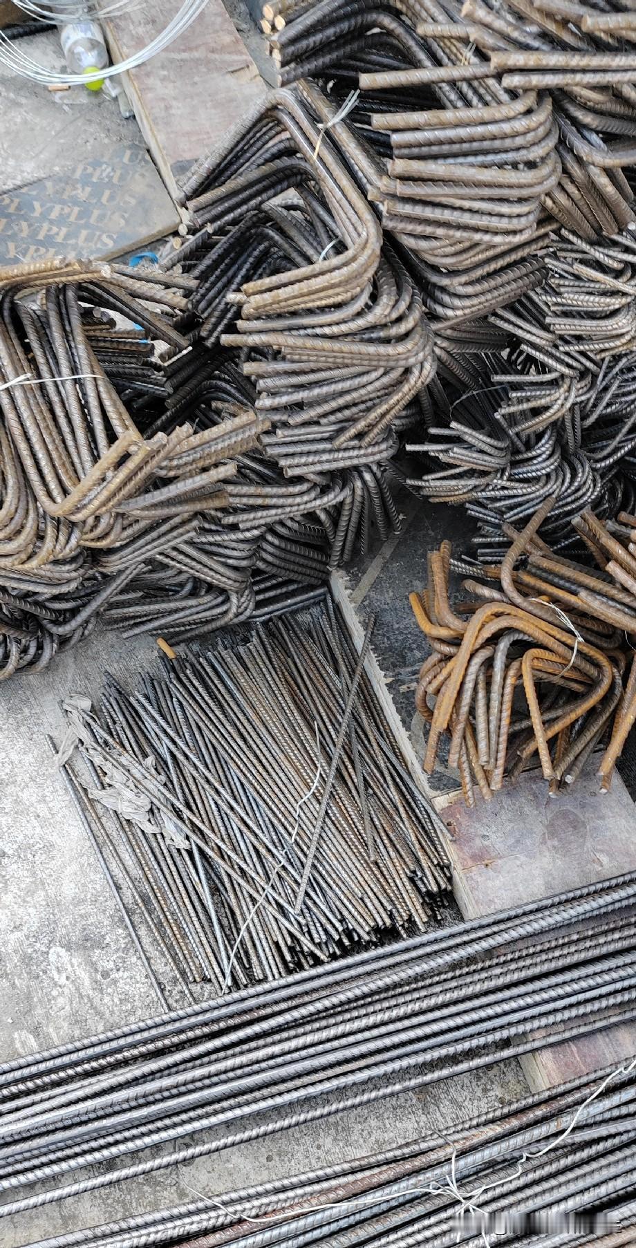 在工地上干活，各个工种要处好关系，处好关系对自己的工作特别有利。如果搞不好关系，