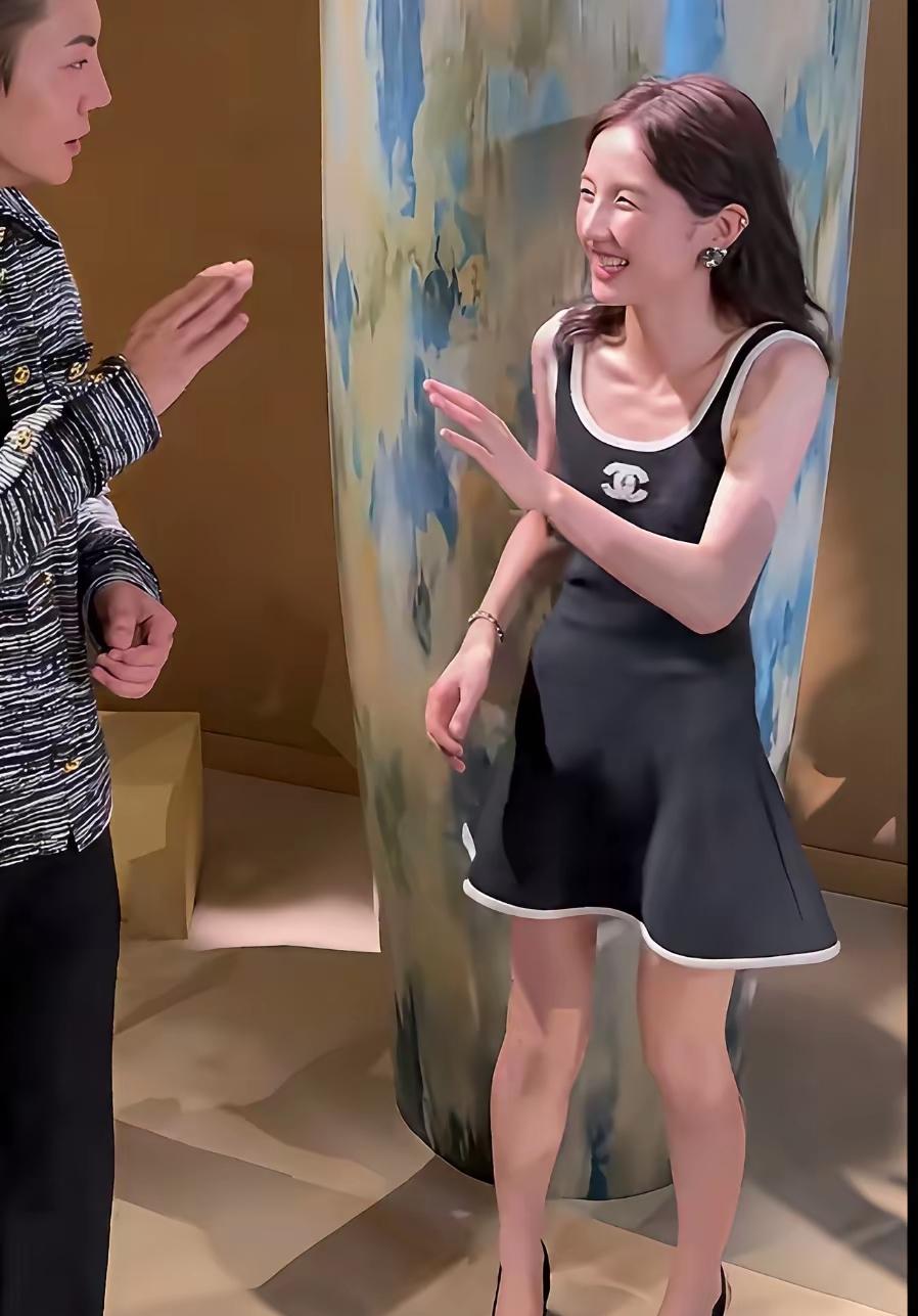 当年我还是挺喜欢她的可惜她也是在瘦字上走火入魔了人家王子文瘦瘦小小的蛮好看