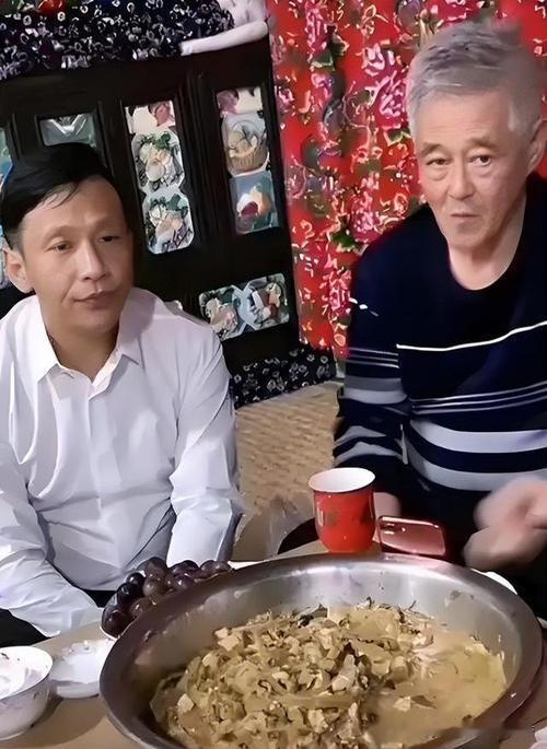郭德纲和赵本山根本就不在一个段位。看看赵本山大叔每天在家做做美食，和自己的徒弟们在一起开开心心的闲聊