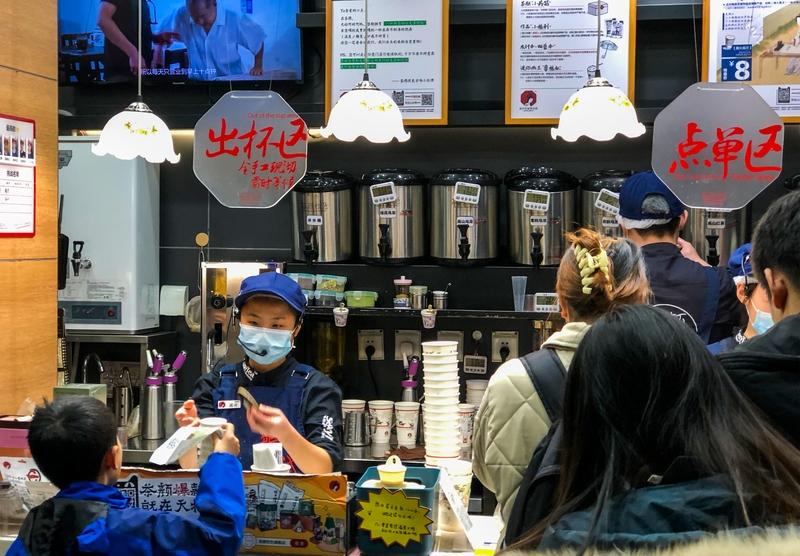 15秒夺命！茶颜悦色门店换灯工人触电身亡，调查报告撕开3大致命失误，每个都本可以