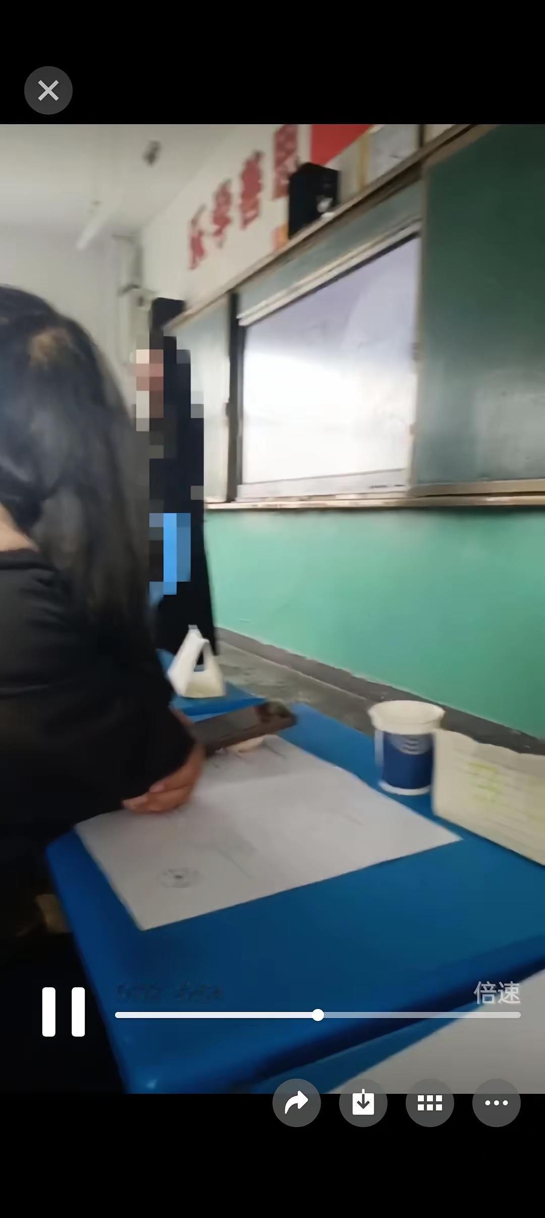 今天去开家长会，坐在最靠窗的位置看电子屏，反光，一片模糊，什么也看不见，遂向班主