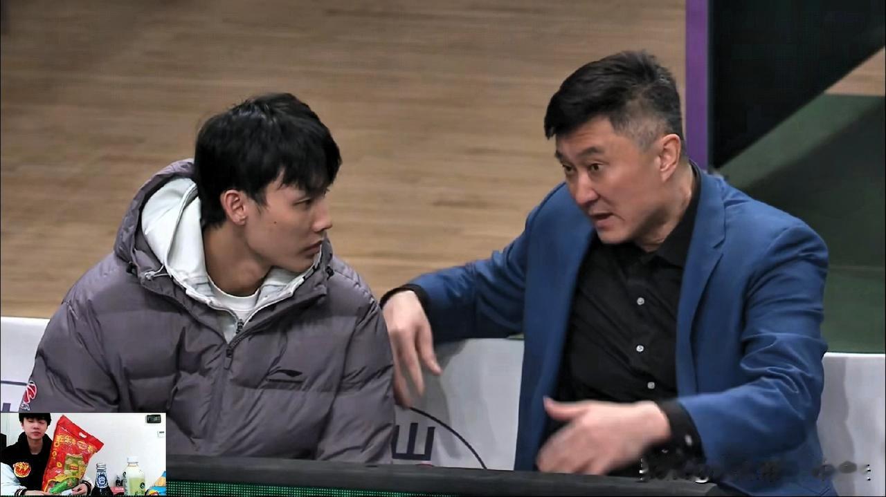 杜锋打北控赛前与徐杰窃窃私语！内容未知，但通过杜大帅夸张的肢体动作和丰富的表情