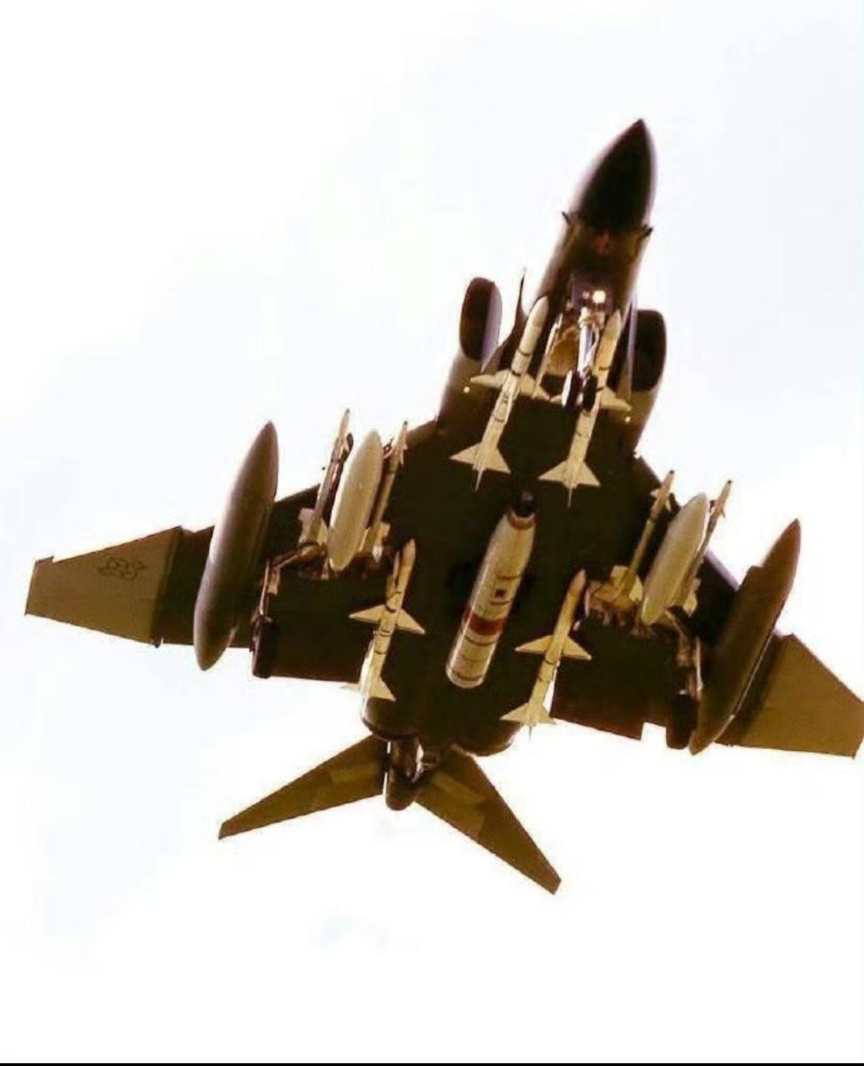 二代机时代的导弹卡车，F-4鬼怪重型战斗机挂在了四枚响尾蛇近距空空导弹和四枚麻雀