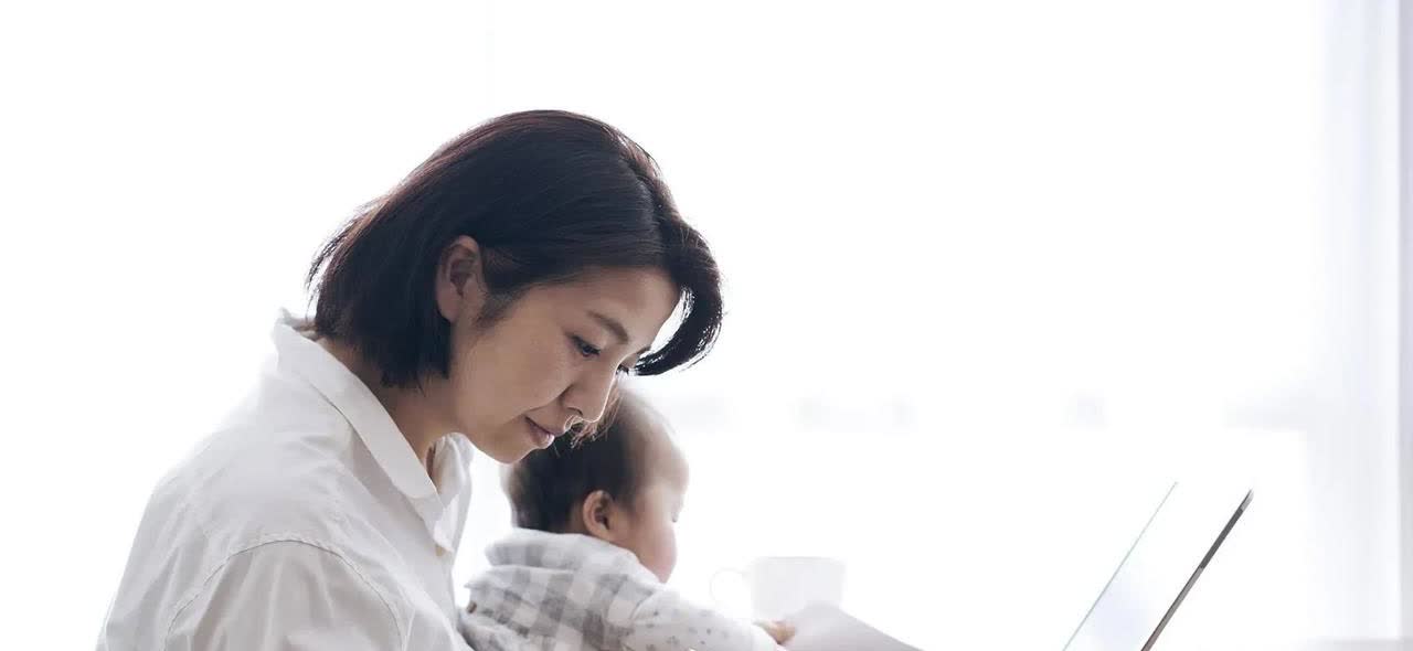 我一个女同事刚生完小孩，还没休完产假，回到工作岗位上了。家里花7000块一个月顾