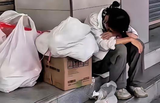 令人感动，四川成都一个刚毕业的姑娘找不到工作，拉着行李箱在街边蹲了整整一下午，一