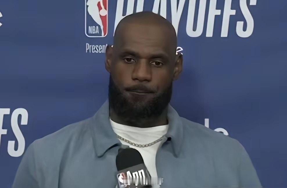 记者问詹姆斯下赛季是否还打NBA，他笑了。詹姆斯下赛季有四种可能：1.底薪或中