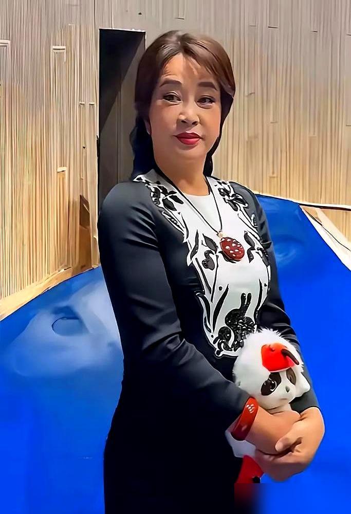 你敢信？小38岁前助理兼男友直播哭穷要500万，刘晓庆综艺拍桌喊一分钱不给！