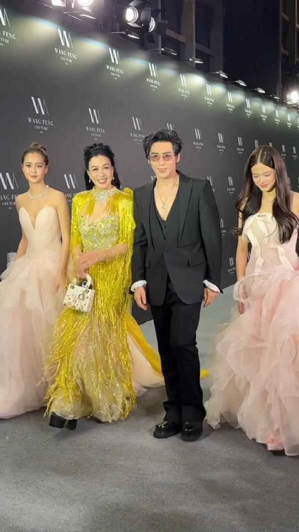 最近钟丽缇和张伦硕带着两个女儿一起去参加时尚活动，四位搭配的都很有特色，也都显得